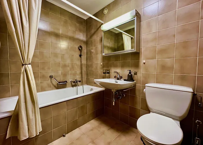 Pool And Sauna!san Bernardino With Free Parking!